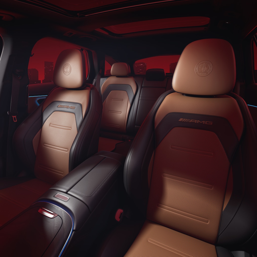 Gros plan sur une jante forgée AMG avec système de freinage composite hautes performances AMG et étriers de frein peints en rouge.