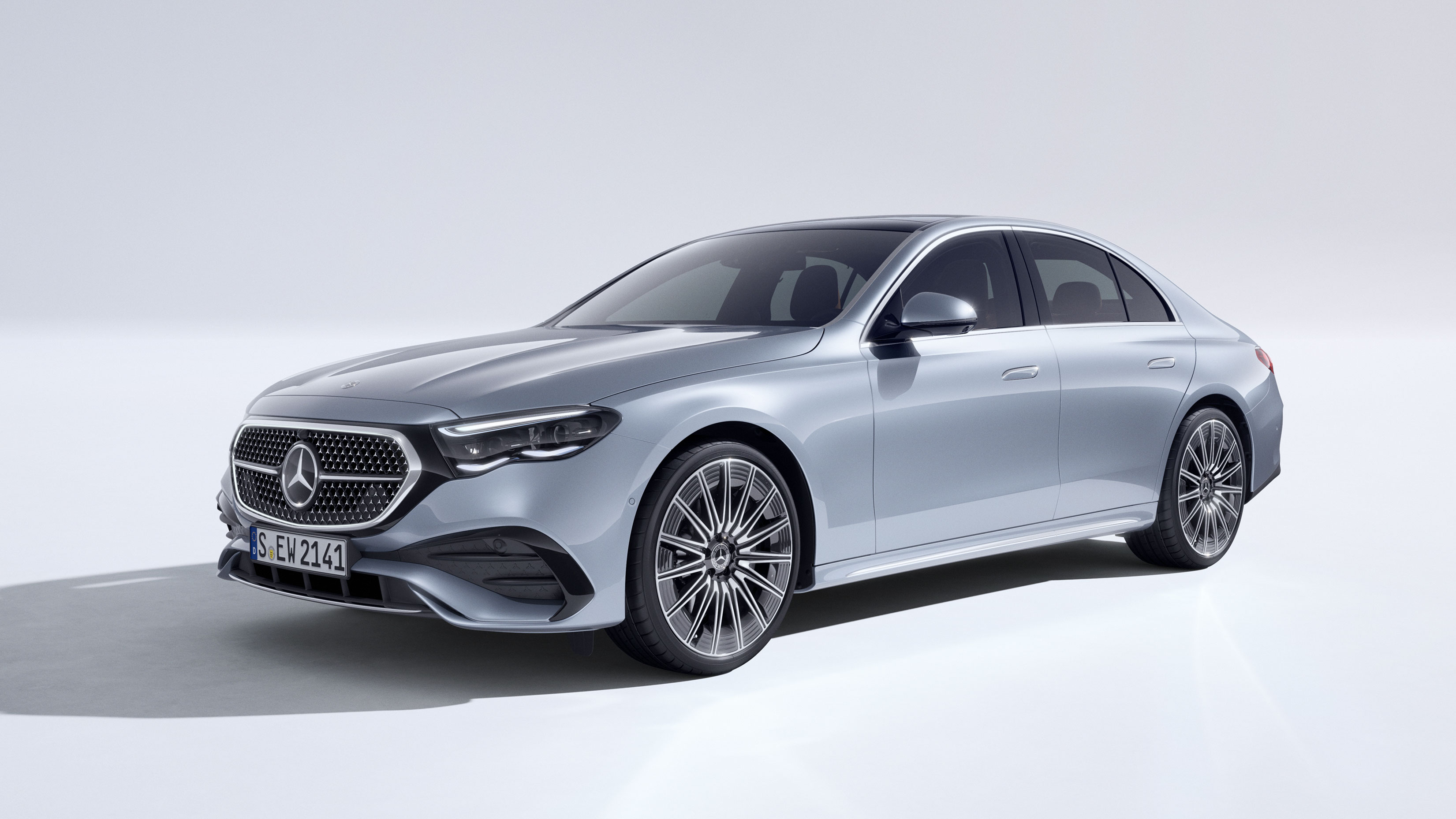 Le super-écran MBUX avec caméra à selfie et caméra vidéo de la Classe E Berline de Mercedes-Benz.