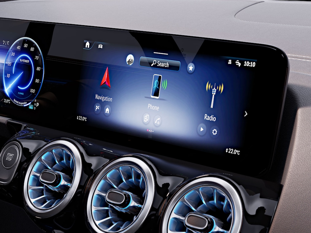 Vue d'une Mercedes-Benz EQA à une borne de recharge.