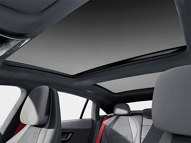 Le toit ouvrant panoramique de la Mercedes-AMG EQE Berline.