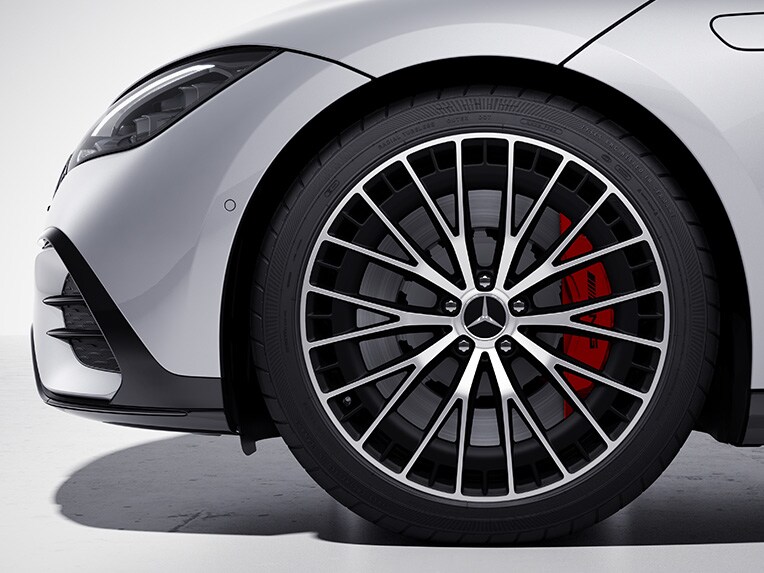 Une jante de la Mercedes-AMG EQE Berline avec des étriers de frein peints en rouge.