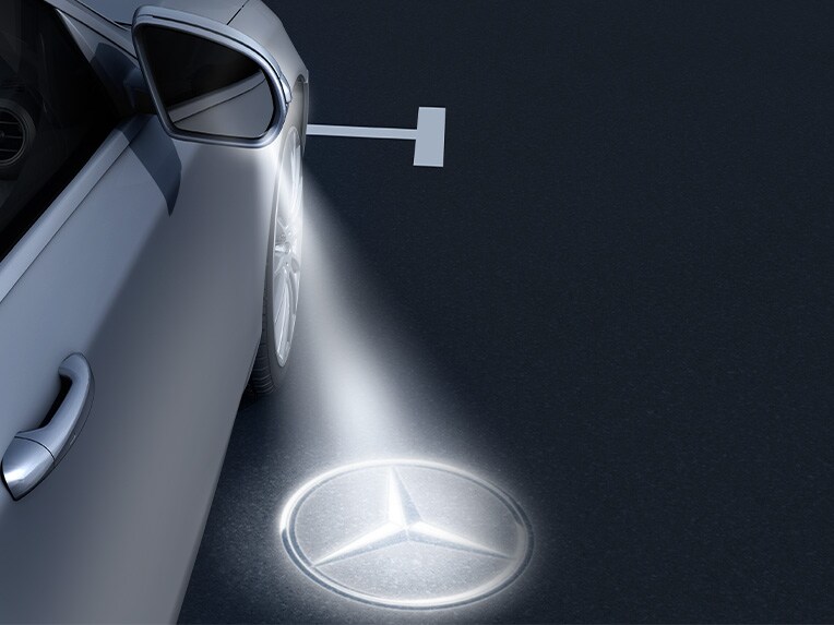 La Mercedes-AMG EQE SUV avec l'éclairage de proximité avec projection du logo de la marque.