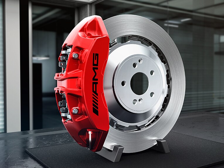 Les étriers de frein AMG peints en rouge pour la Mercedes-AMG EQE SUV.