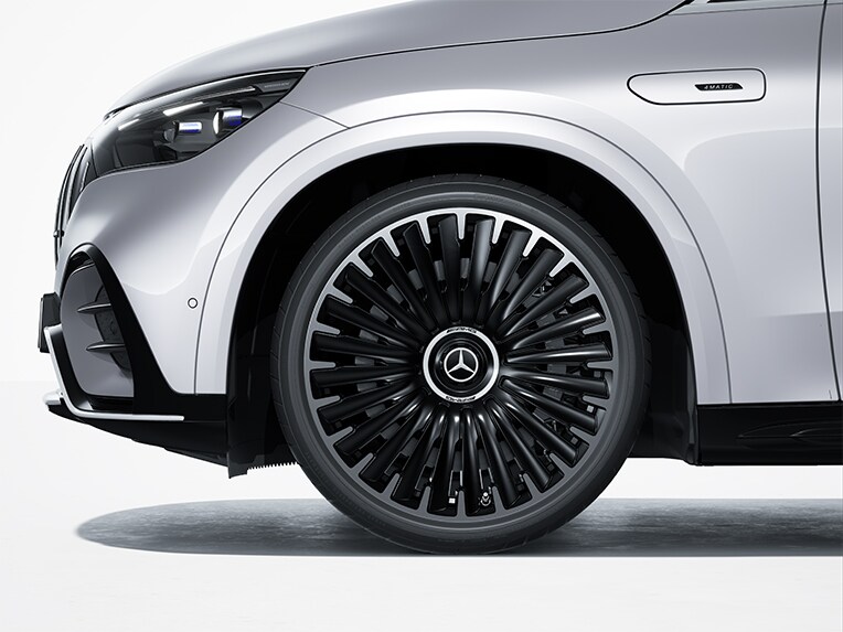 Les jantes alliage AMG multibranches 55,9 cm (22") pour le SUV EQE Mercedes-AMG.