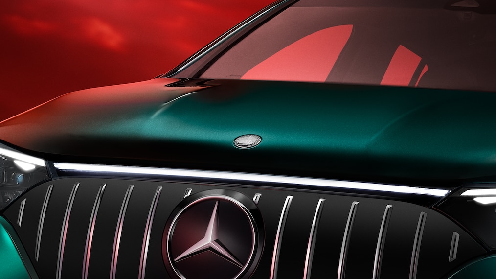 Vue sur le volant Performance AMG depuis le siège conducteur sur fond rouge.