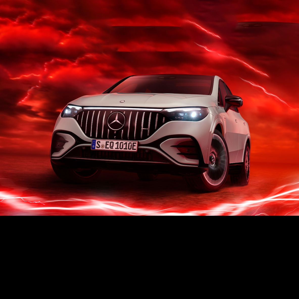 Mercedes-AMG EQE 53 4MATIC+ en vue de face sur fond rouge.