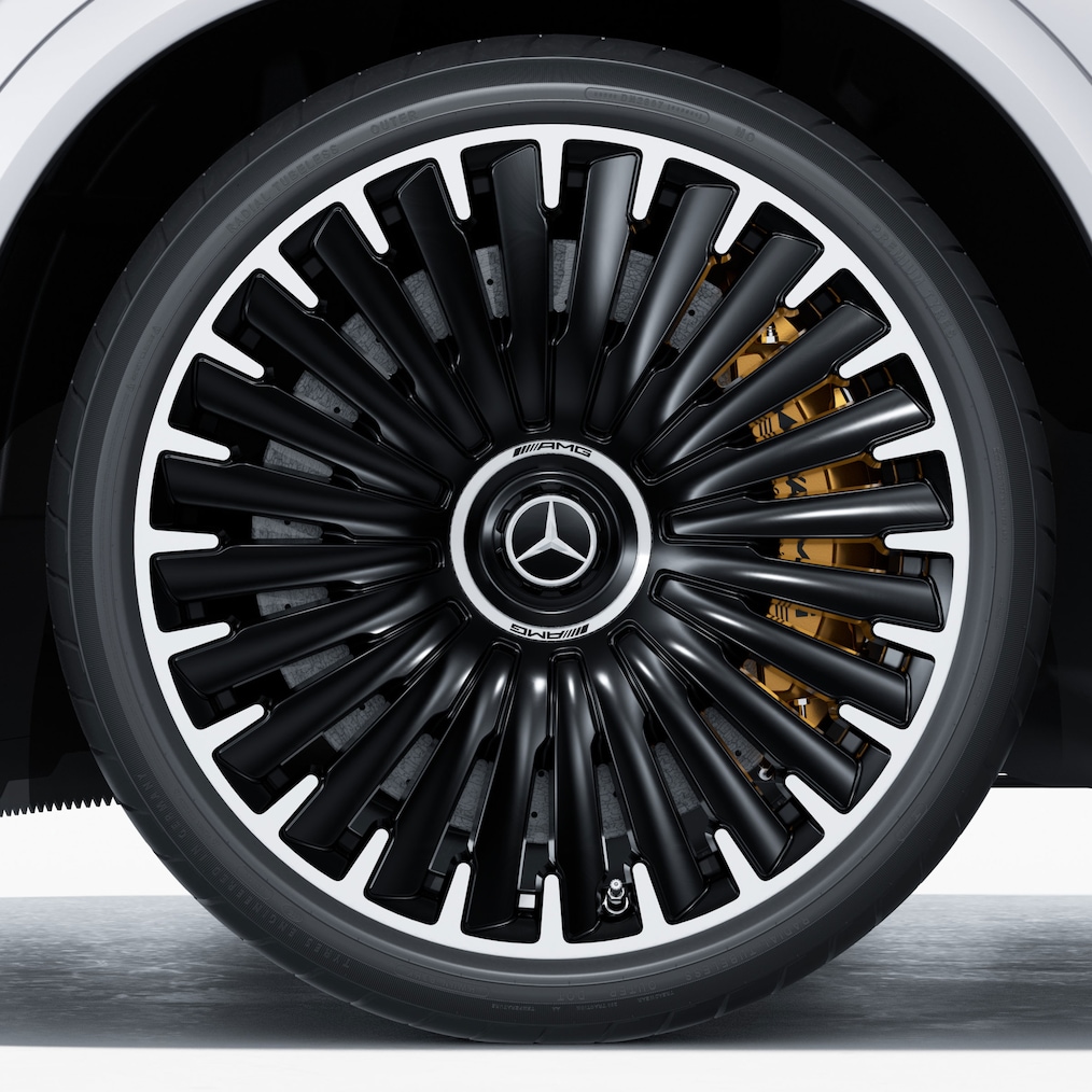 Image d'une Mercedes-AMG EQE 53 4MATIC+ SUV avec les portes avant ouvertes.