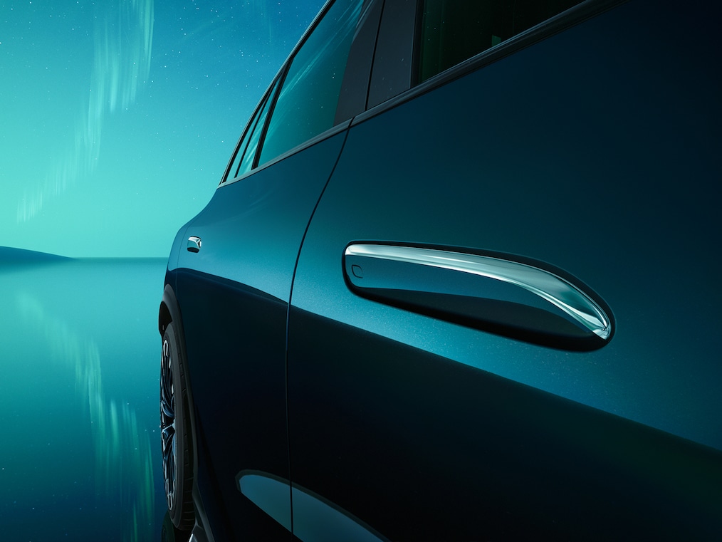 L'hyper-écran MBUX du EQE SUV de Mercedes-Benz vu de face.