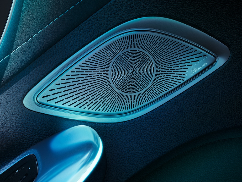 Une représentation graphique du capot moteur transparent dans l’EQE SUV de Mercedes-Benz.