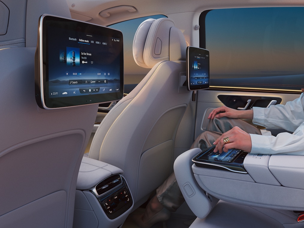 Vue arrière de l'EQS SUV avec la porte conducteur ouverte.