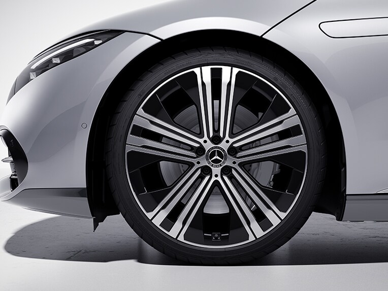 Les roues alliage de 55,9 cm (22 pouces) à 5 doubles branches sur la Berline EQS de Mercedes-Benz.