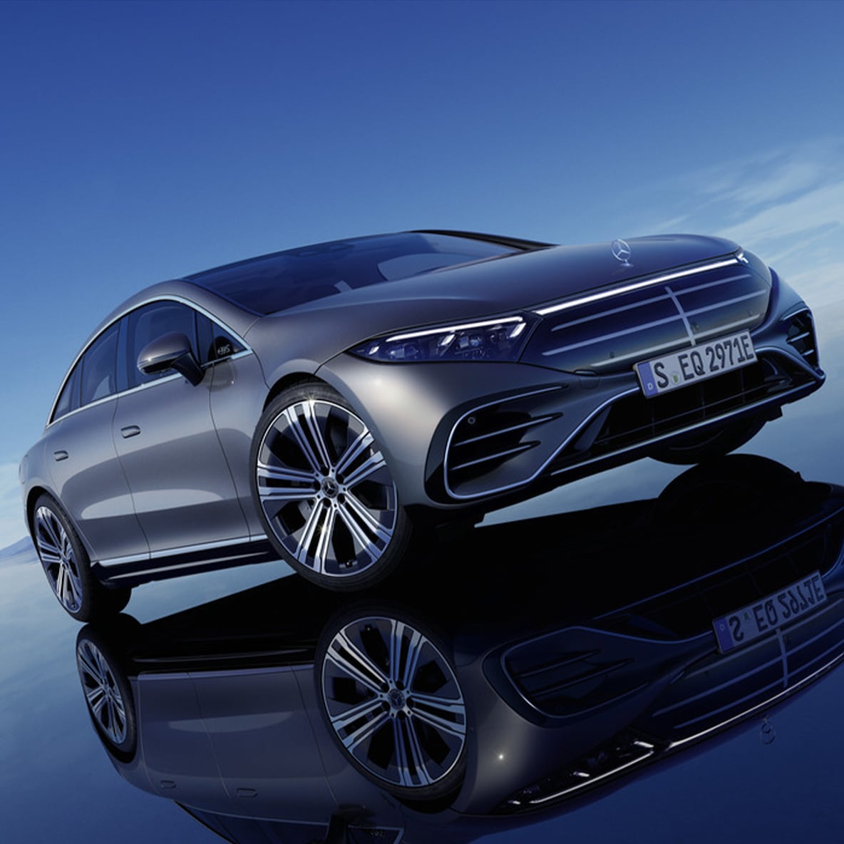 La berline EQS de Mercedes-Benz vue de 3/4 avant.