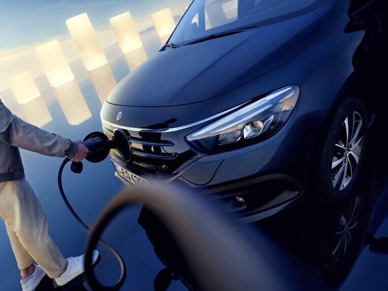 Connecter le câble de charge à une borne de recharge sur l'EQT.