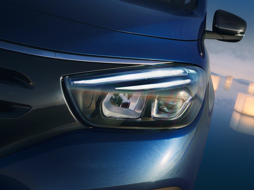 L'image montre les sièges arrière individuels noirs de la 3e rangée de sièges de la Mercedes-Benz EQT.