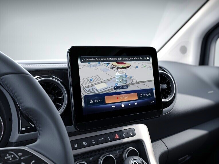 Le système multimédia MBUX avec navigation dans le poste de conduite de l'EQT.