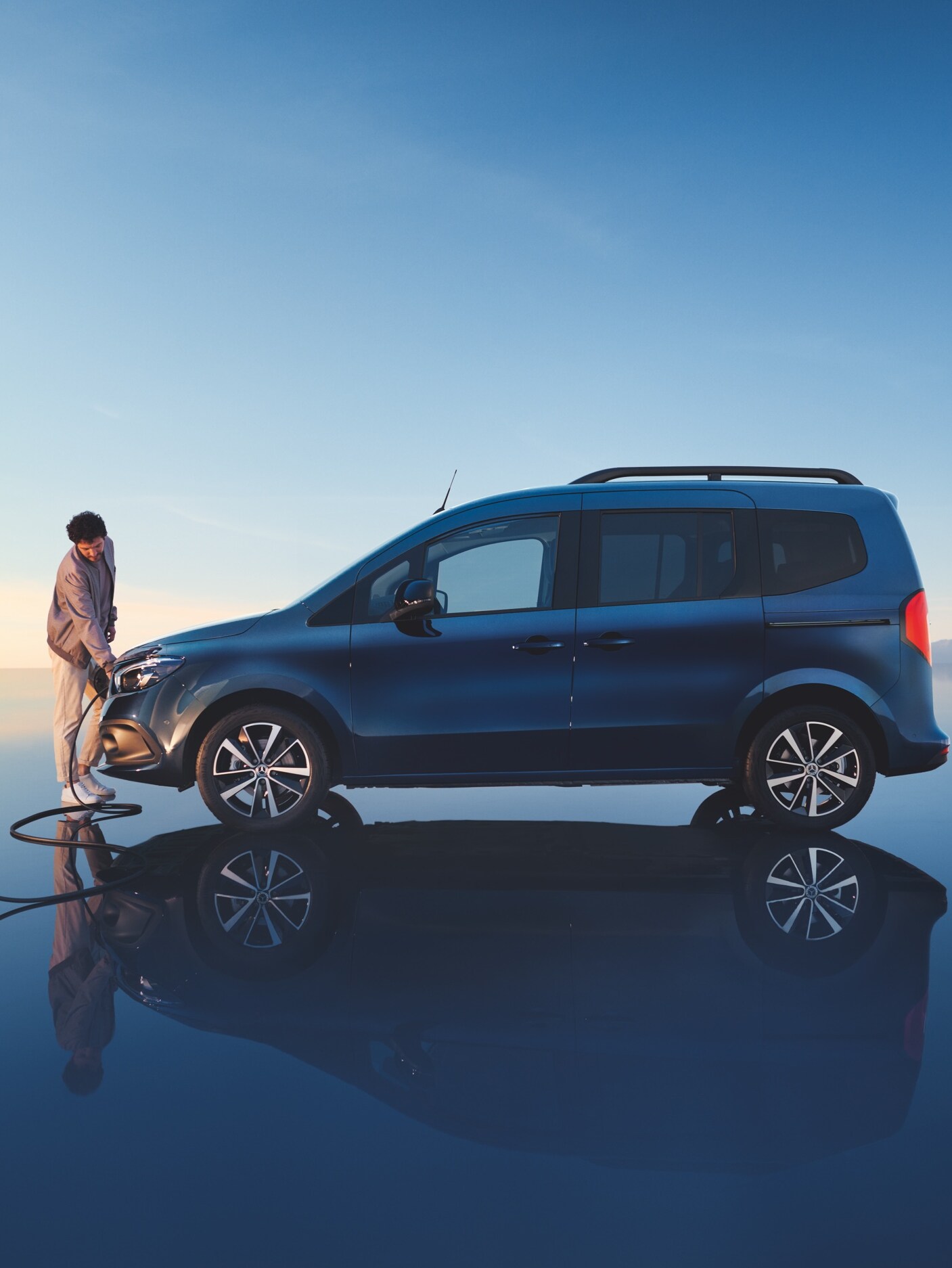 La Mercedes-Benz EQT en charge.