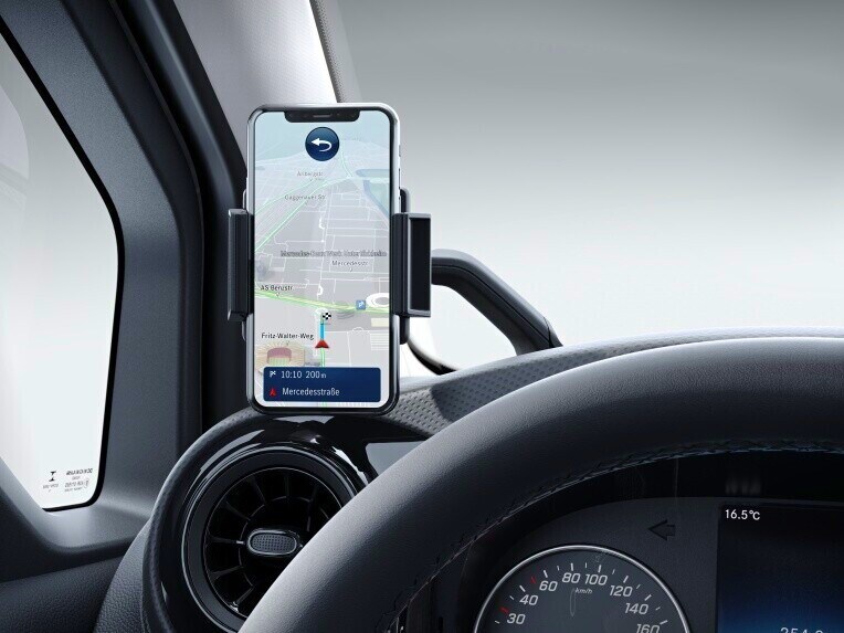 Le support pour smartphone dans le poste de conduite de l'EQT.
