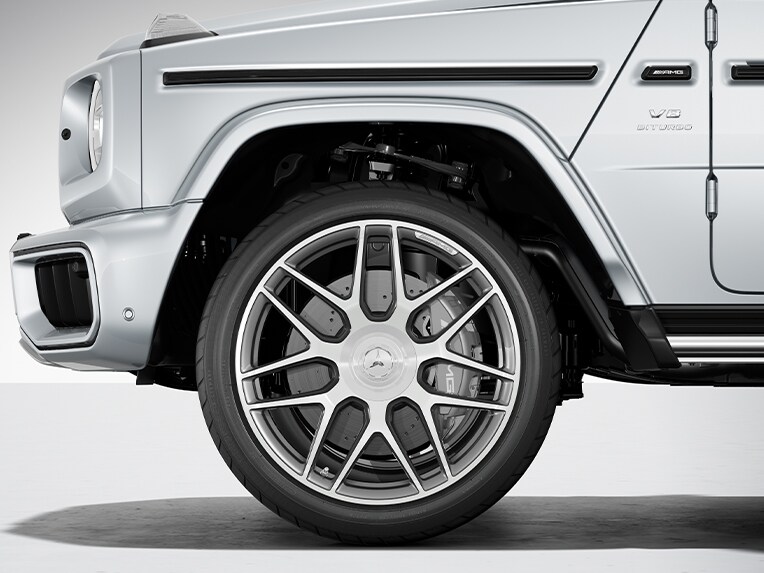 Les jantes forgées de 55,9 cm (22'') AMG à branches croisées de la Mercedes-AMG Classe G.