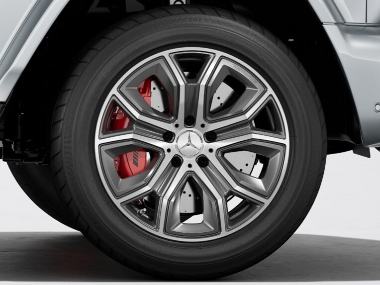 Les étriers de frein avant et arrière AMG peints en rouge de la Mercedes-AMG Classe G.