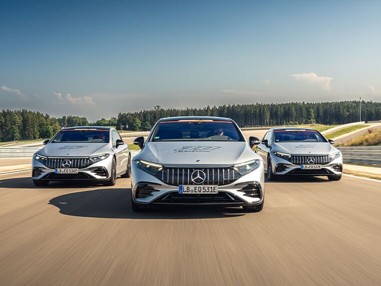 Trois modèles Mercedes-AMG sur un circuit de course.
