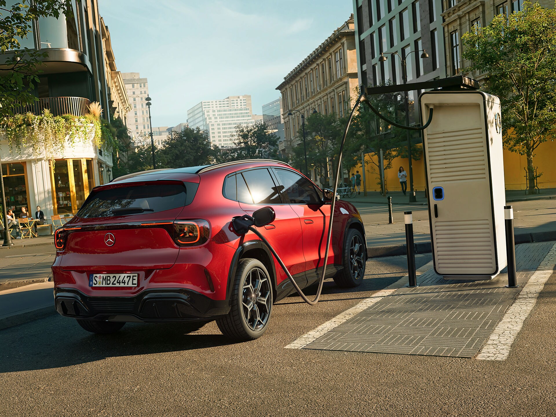 Le tout nouveau GLA électrique de Mercedes-Benz, garé à côté d'une borne de recharge pendant qu'il se recharge.