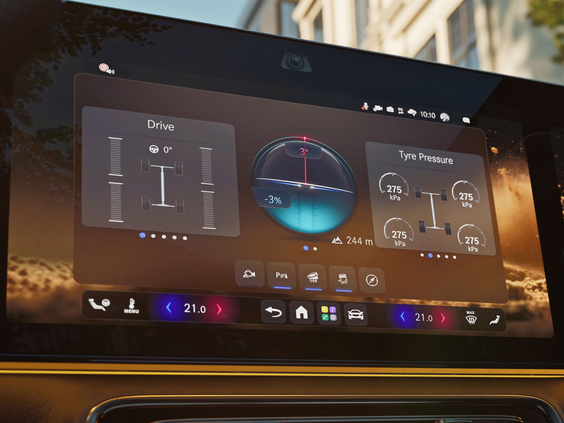 L'intérieur du tout nouveau GLA électrique de Mercedes-Benz, avec mise en avant du superscreen MBUX affichant le capot moteur transparent.