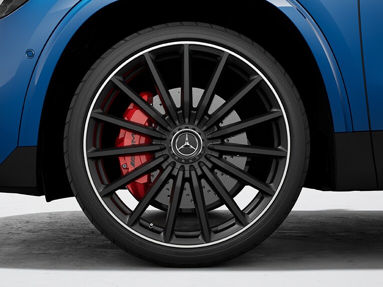 Étriers de frein peints en rouge pour la nouvelle Mercedes-AMG GLA.
