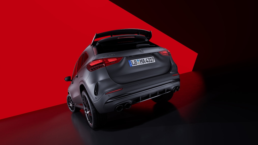 L'intérieur de la Mercedes-AMG GLA avec sièges Performance AMG et volant Performance AMG.