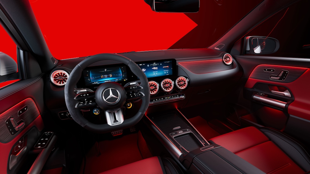 Une Mercedes-AMG GLA&nbsp;45&nbsp;S 4MATIC+ vue de 3/4 arrière.