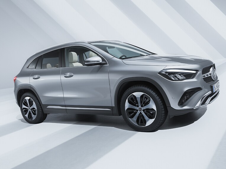 L'extérieur du GLA de Mercedes-Benz vu de côté.