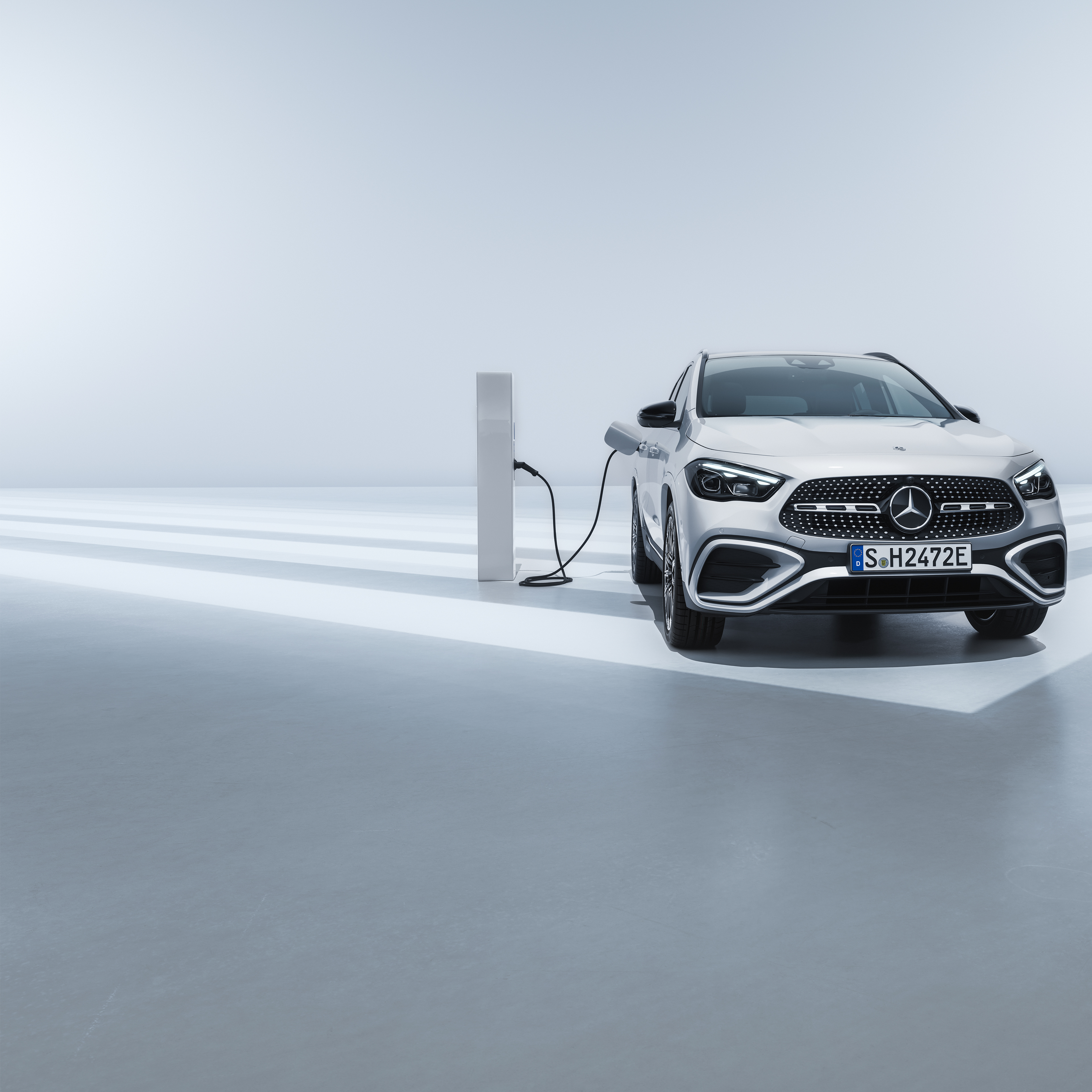 Hybride rechargeable | GLA | Mercedes-Benz Le Mercedes-Benz GLA hybride rechargeable dans une vue de trois quart avant.
