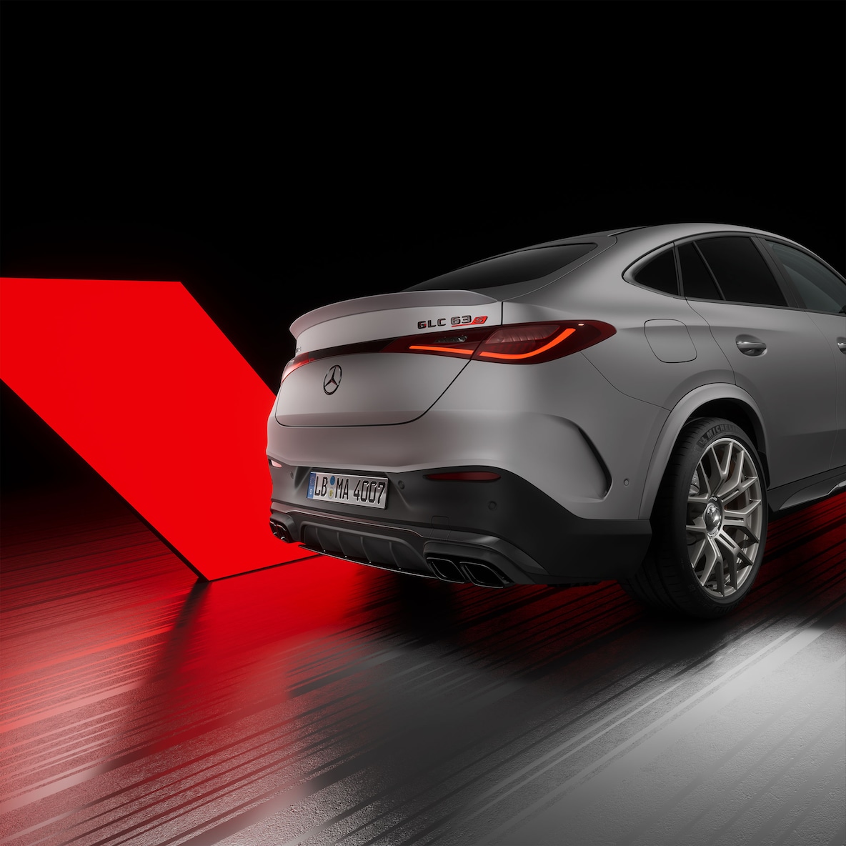 La Mercedes-AMG GLC 63 S E PERFORMANCE Coupé en vue de 3/4 arrière, côté droit.