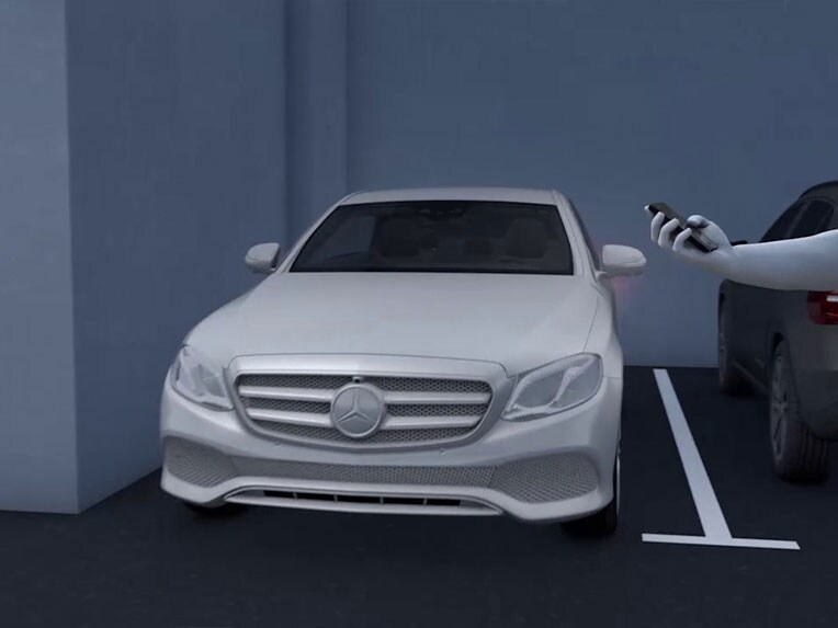 Le fonctionnement de l’Assistant de stationnement Mémoire dans le Mercedes-Benz GLC Coupé.