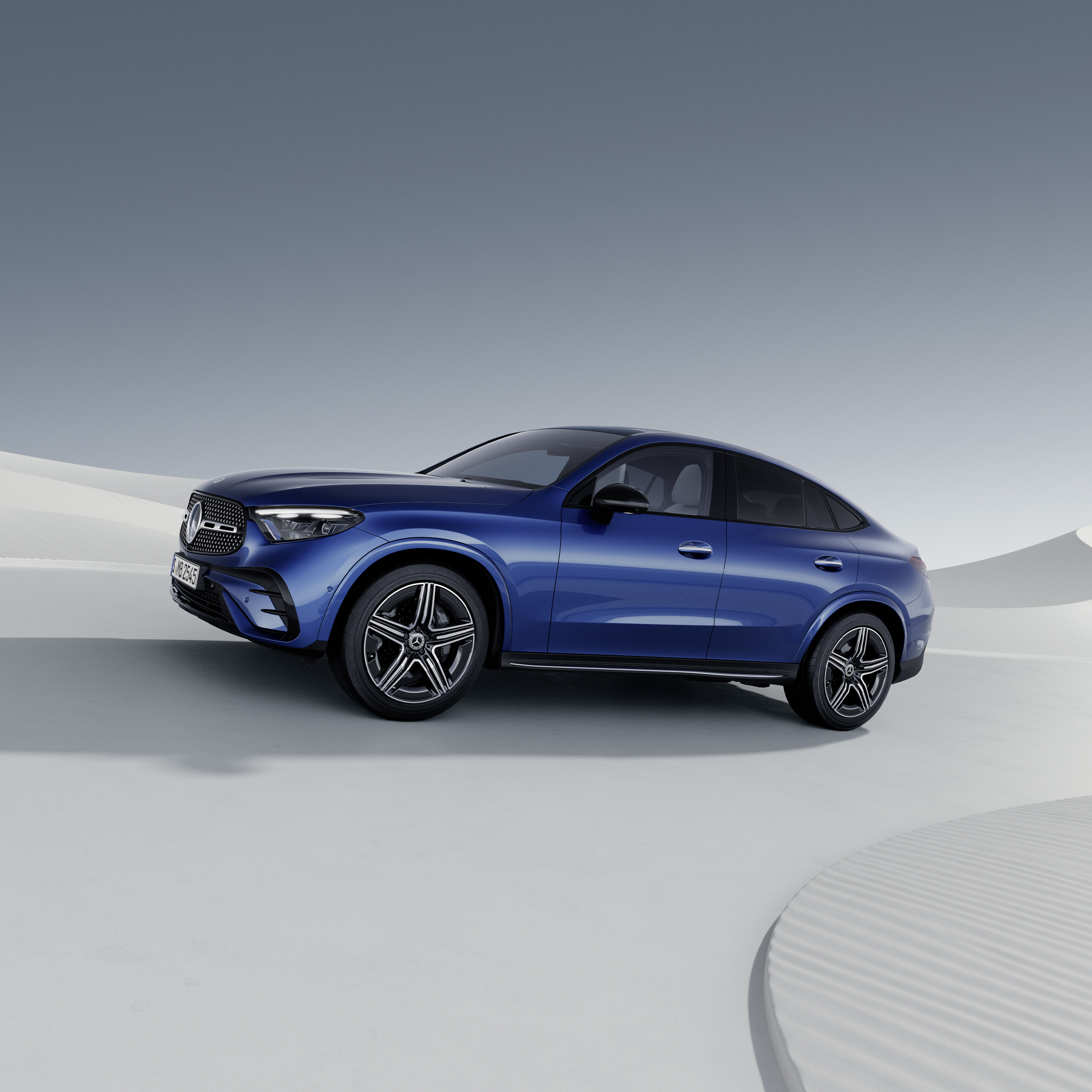 La Mercedes-Benz GLC Coupé dans une vue de trois quarts avant.