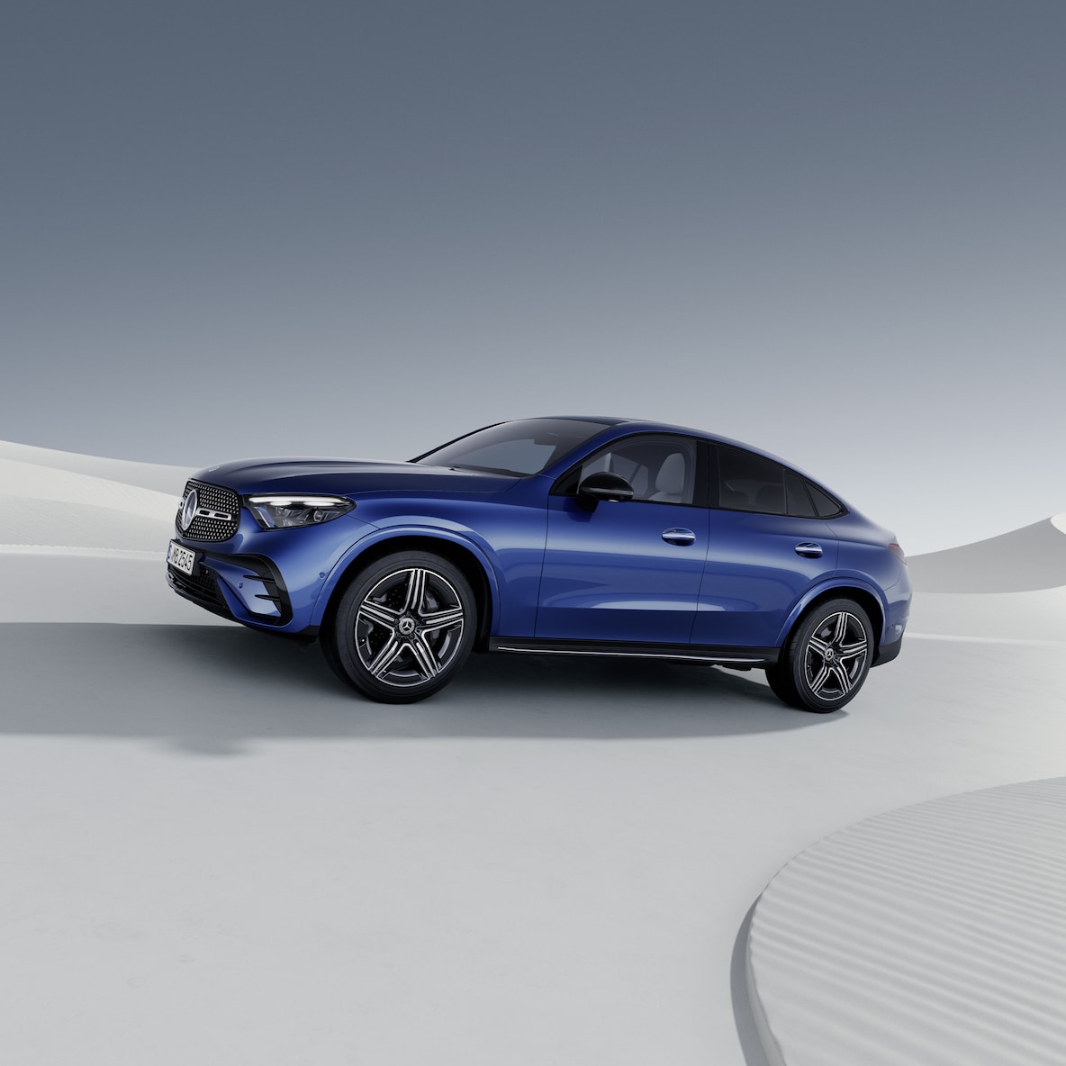 La Mercedes-Benz GLC Coupé dans une vue de trois quarts avant.