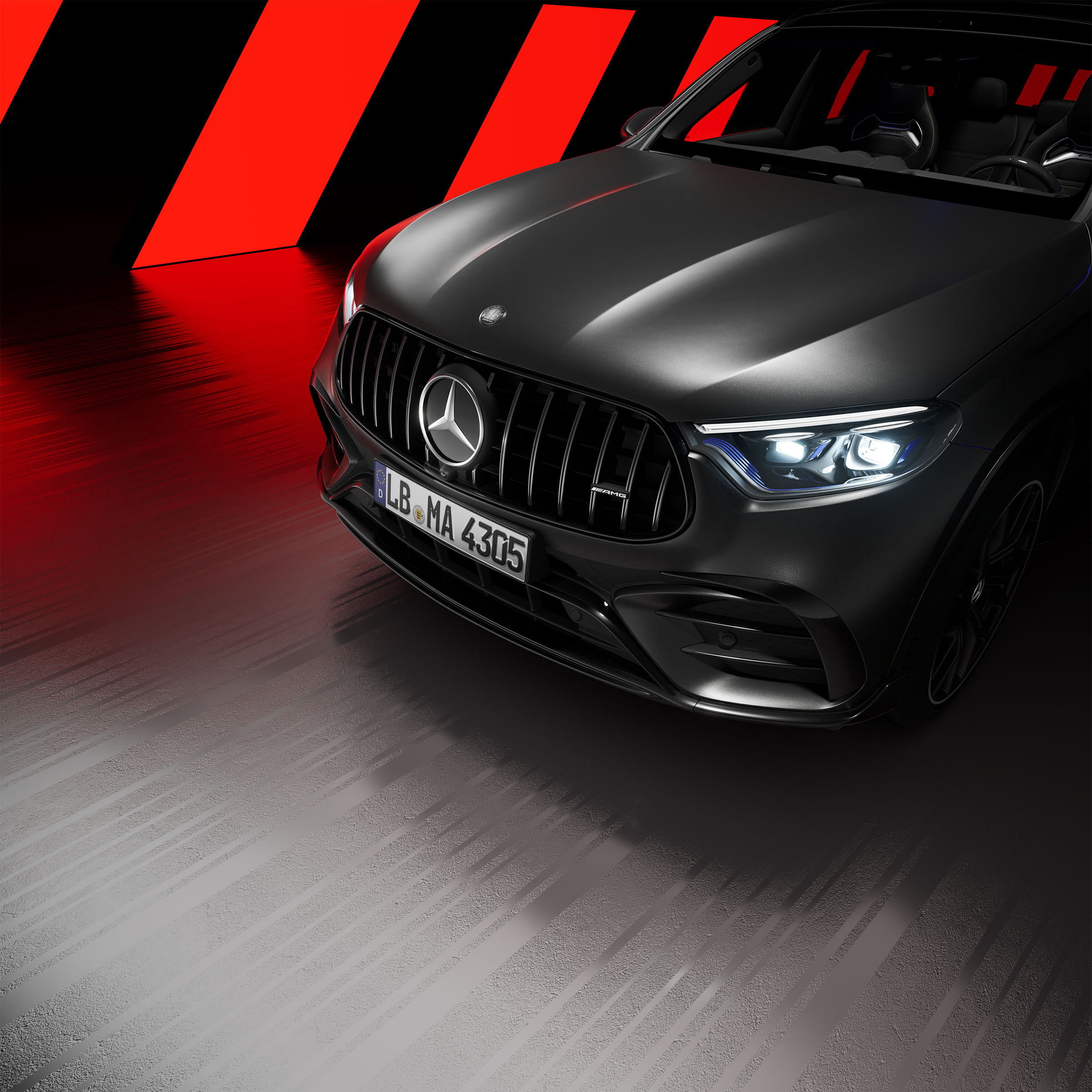 Vue latérale de la partie avant de la Mercedes-AMG GLC SUV avec Pack Nuit Extérieur AMG.