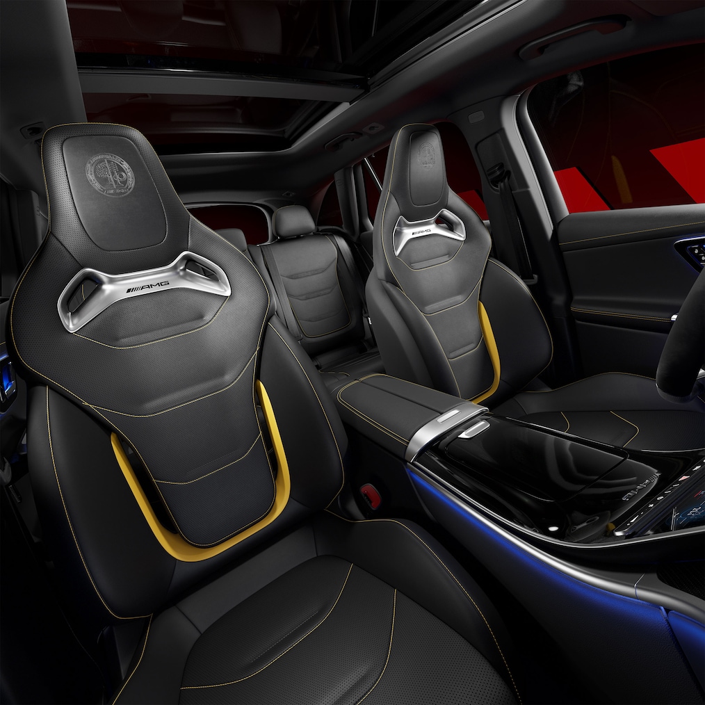 Vue par la porte ouverte du côté passager sur les sièges avant avec le Pack Sièges Performance AMG Advanced.