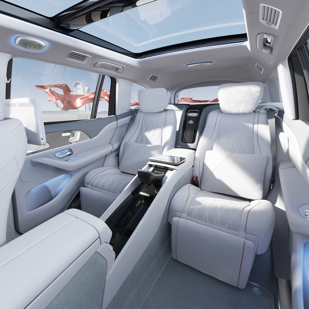 Vue de l'arrière de la Mercedes-Maybach GLS 600 (peinture bicolore et jantes Maybach exclusives).