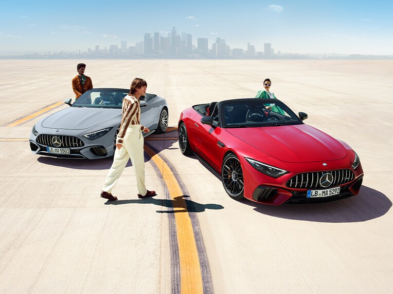 Deux modèles Mercedes-AMG SL Roadster dans une vue avant.