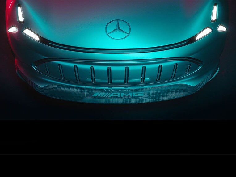 Une vue détaillée du logo Mercedes-AMG.