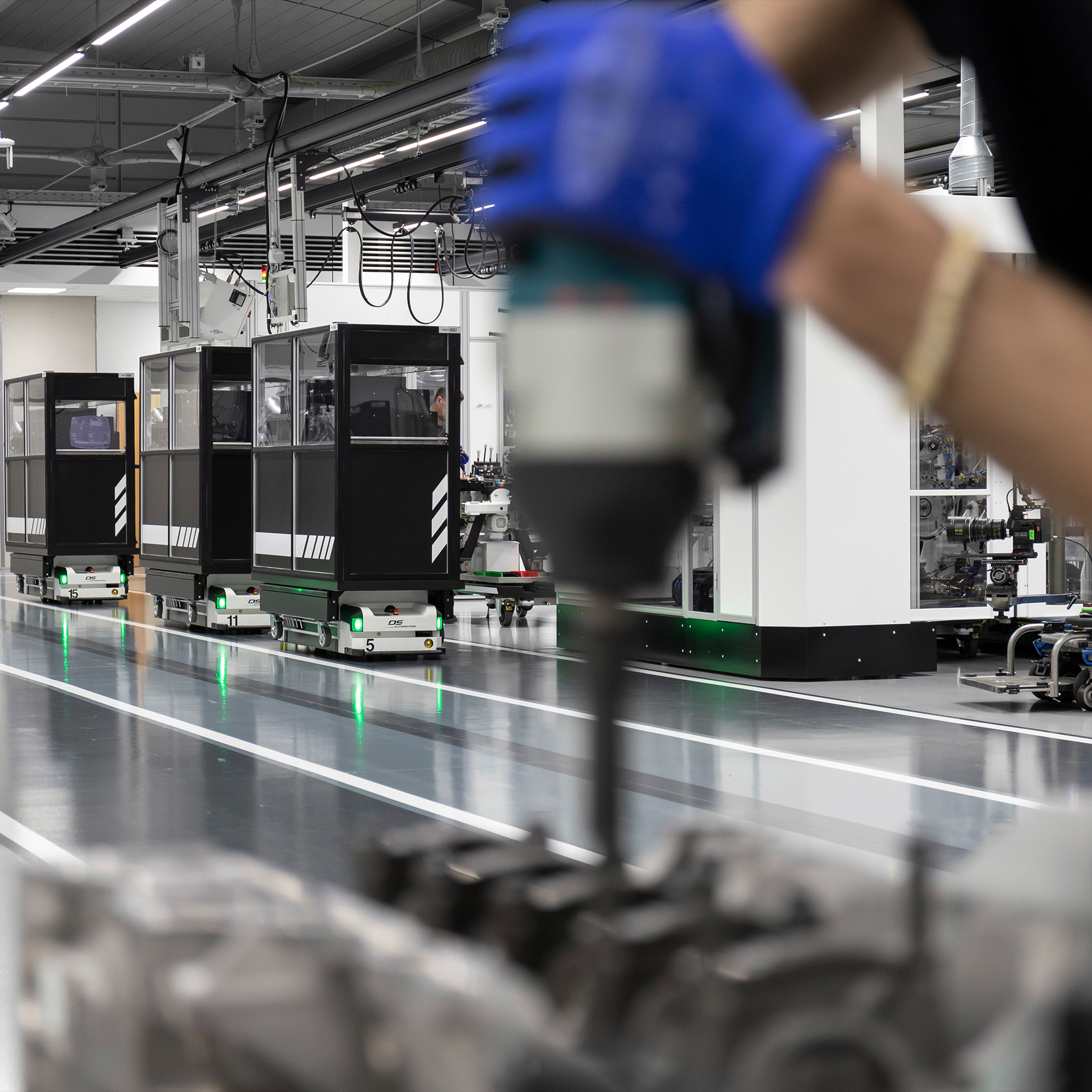 Un homme, un moteur | Mercedes-AMG Un hall de production de Mercedes-AMG.