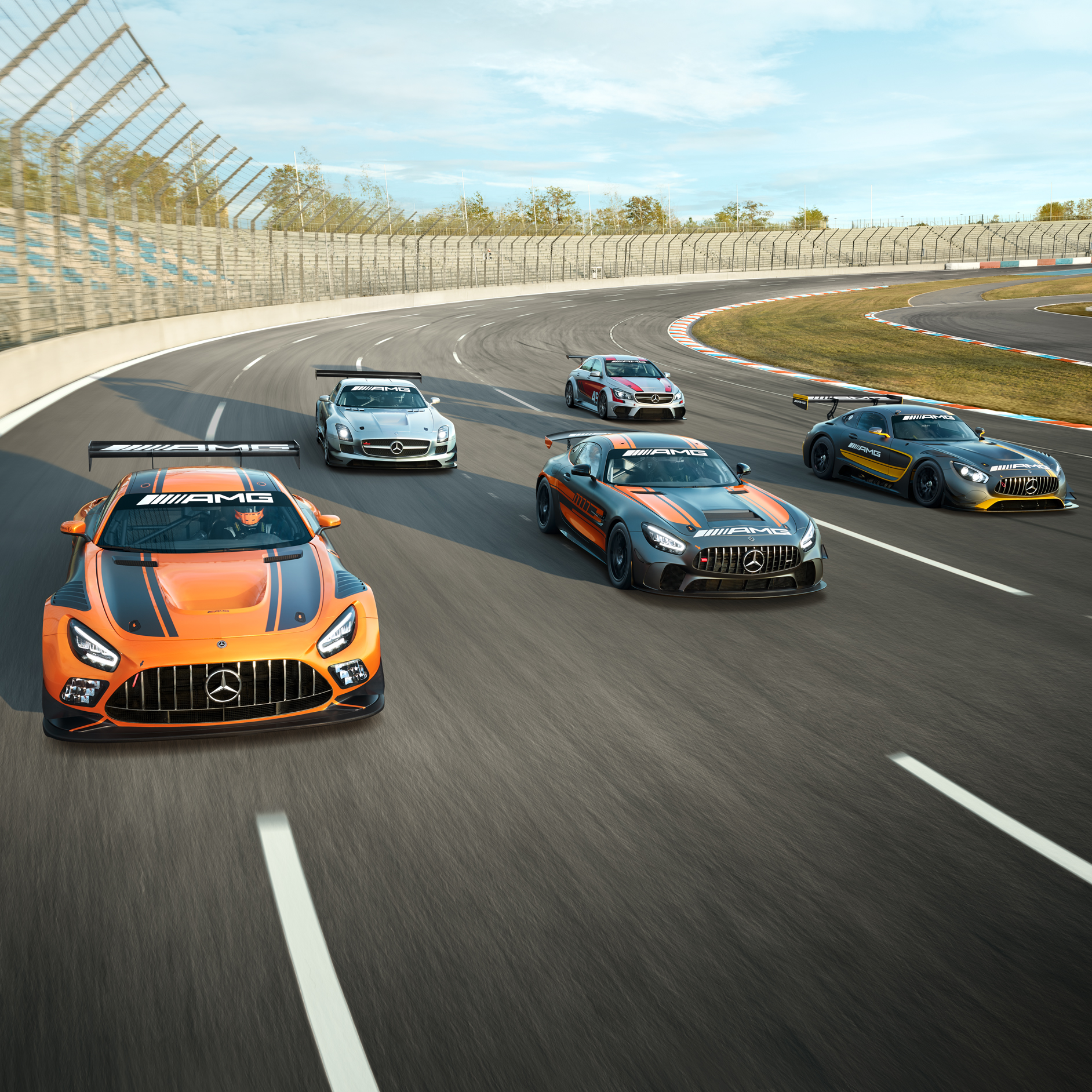 Expérience AMG | Mercedes-AMG Plusieurs véhicules Mercedes-AMG sur un circuit de course.