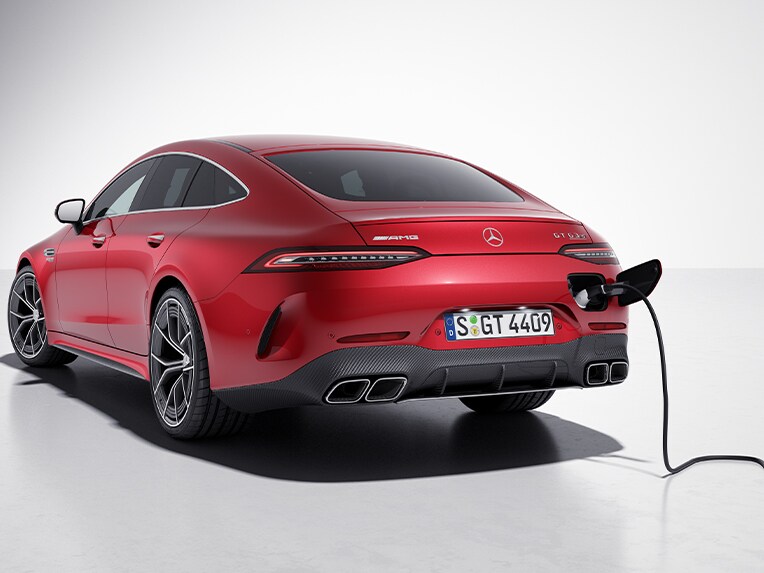 Un véhicule Mercedes-AMG pendant le processus de charge.