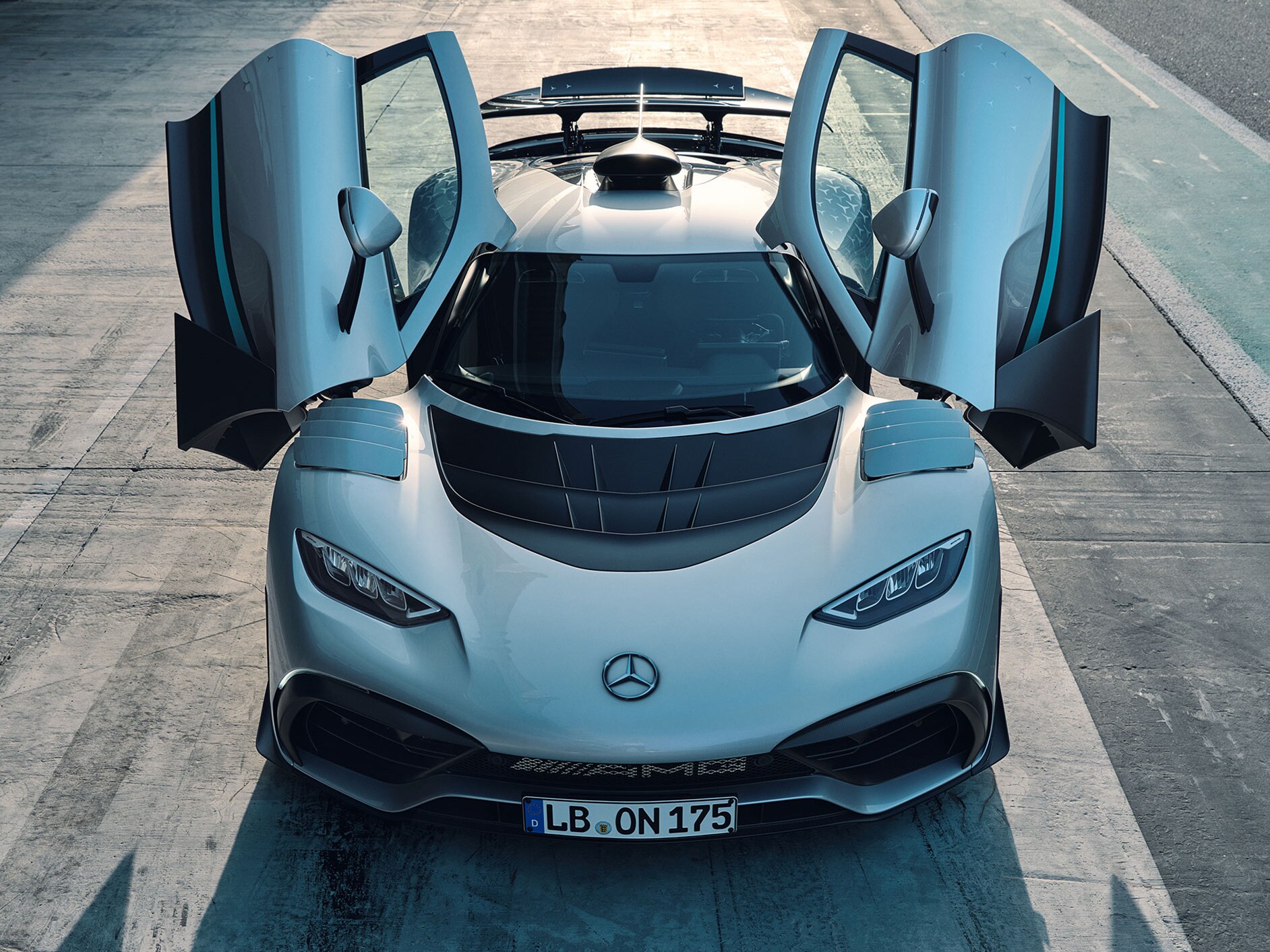 La Mercedes-AMG ONE vue de face avec les portes ouvertes.