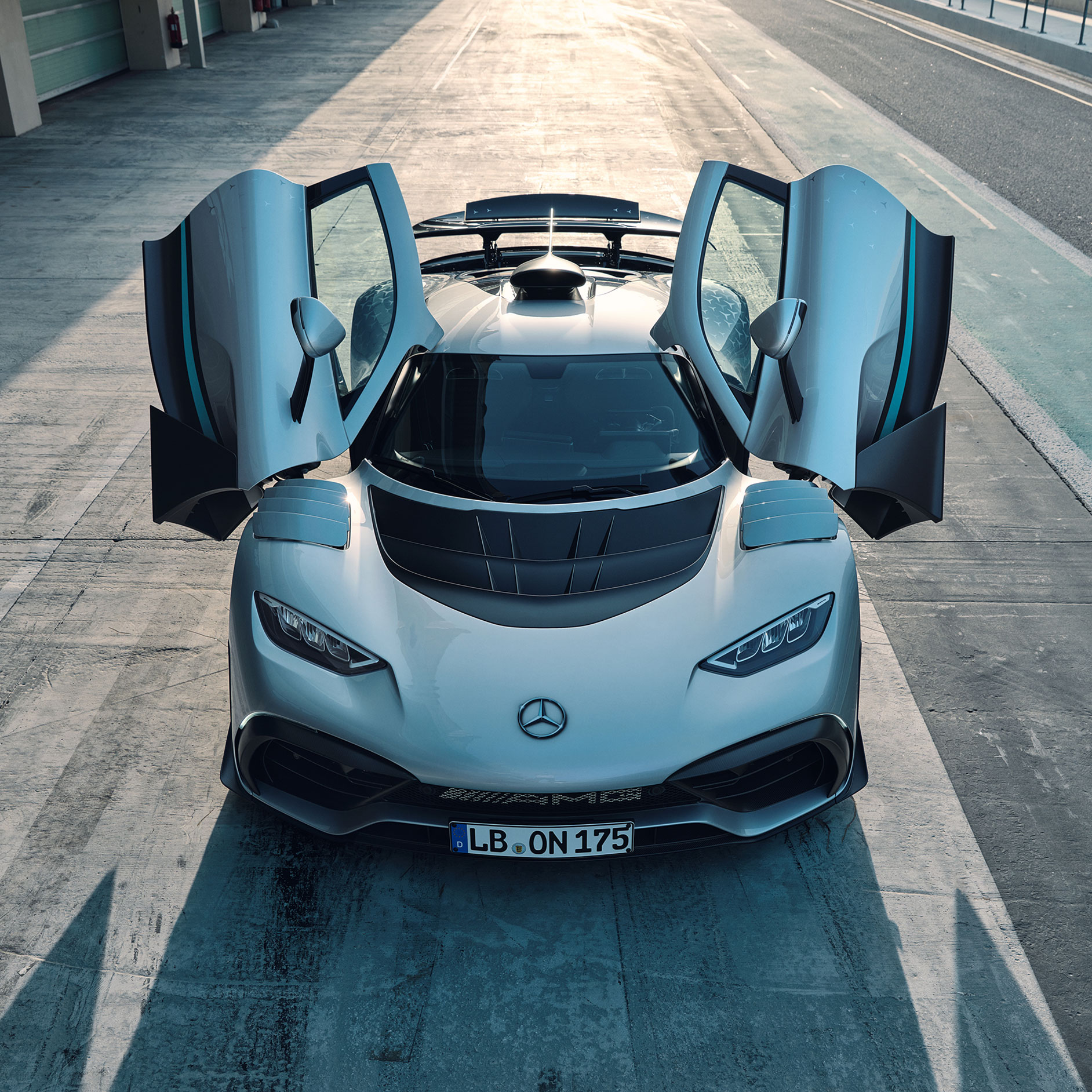 Extérieur | ONE | Mercedes-AMG La Mercedes-AMG ONE vue de face avec les portes ouvertes.