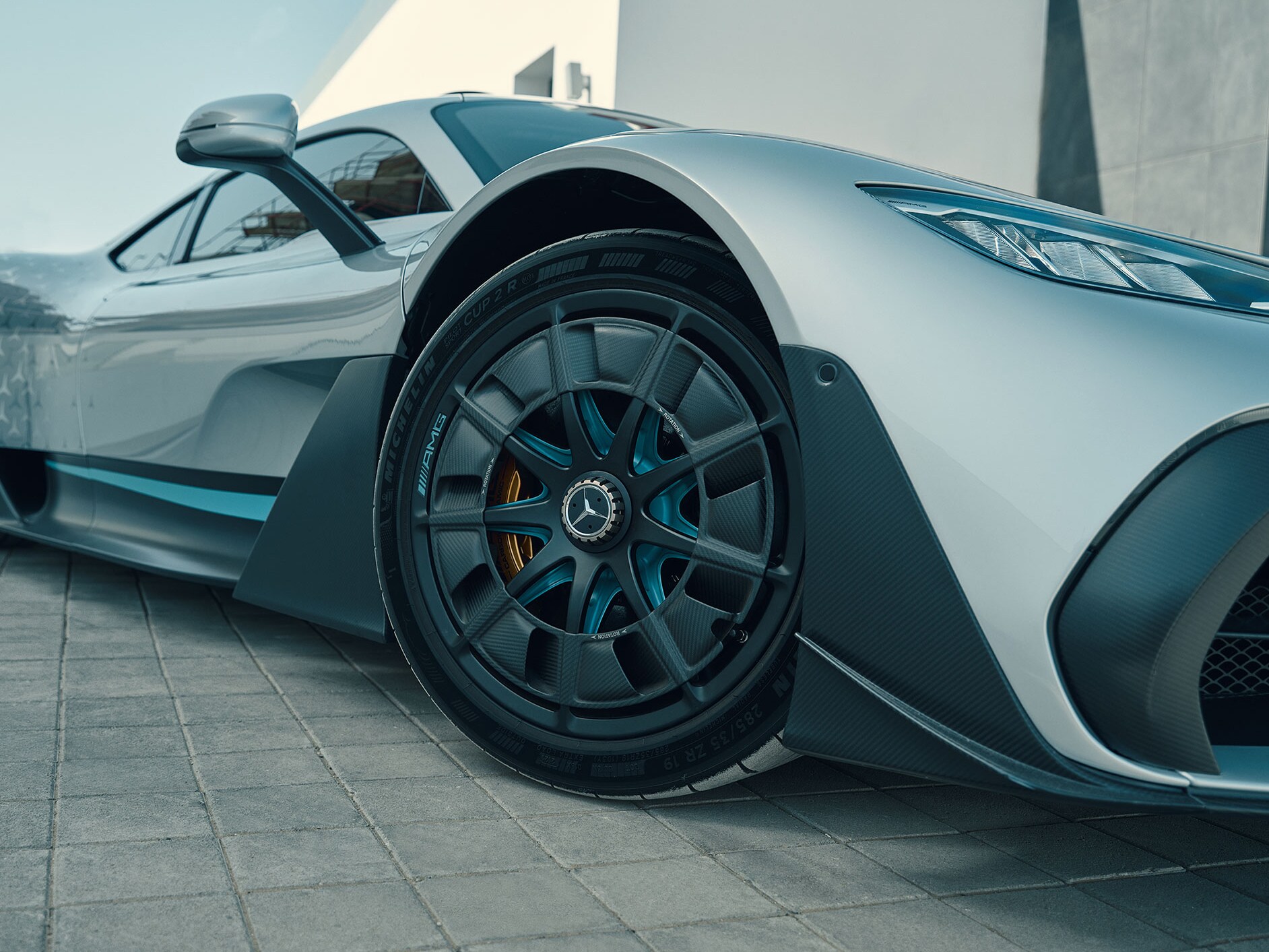 Une vue détaillée d'une jante de la Mercedes-AMG ONE.