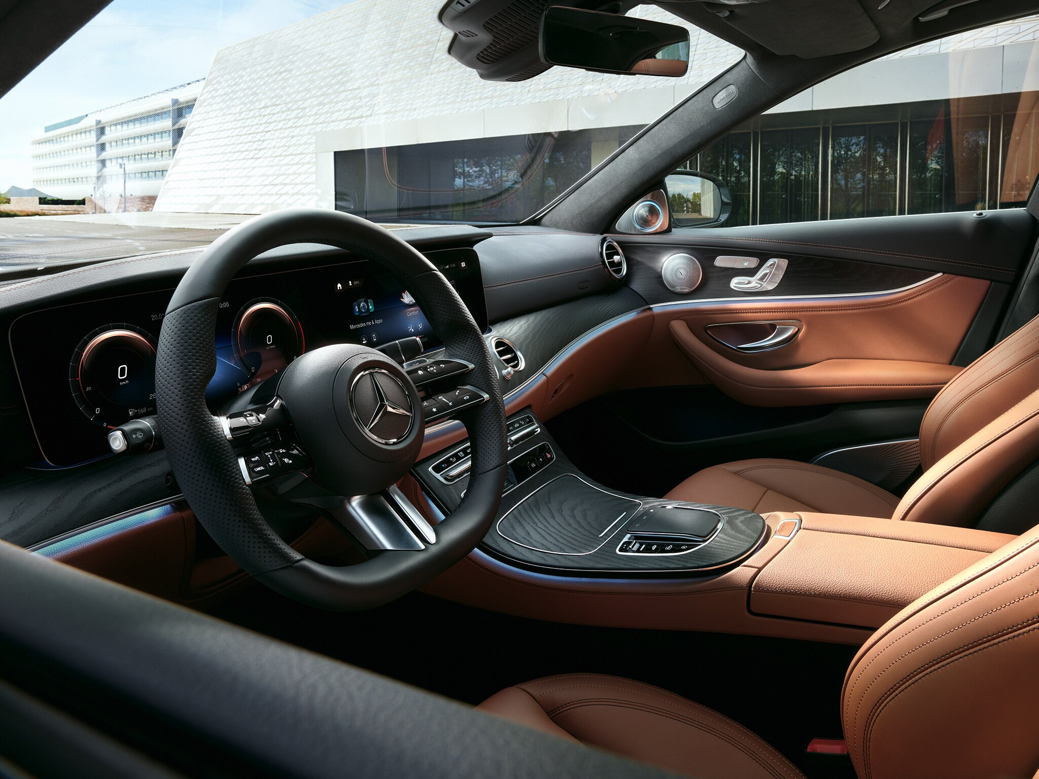 La photo montre une vue avant de 3/4 du poste de conduite de la Mercedes-Benz Classe E Break.