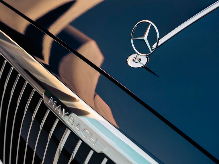Une calandre Mercedes-Maybach en chrome brillant.