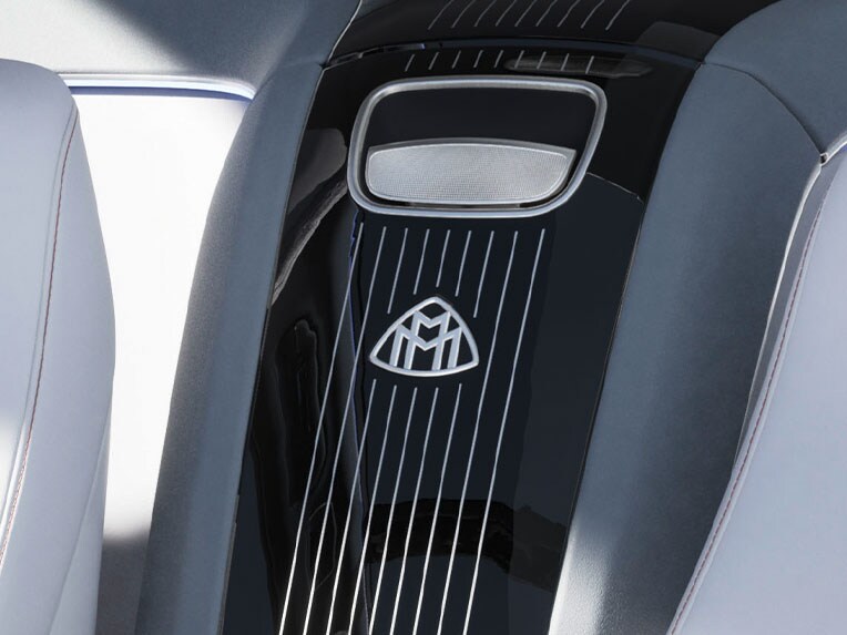 Inserts décoratifs en bois dans l'habitacle d'une Mercedes-Maybach.