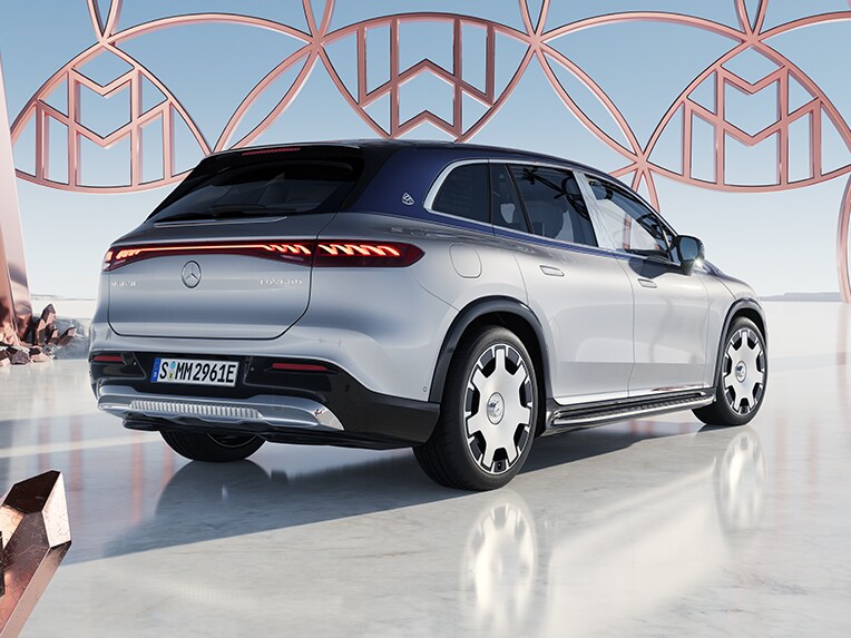 La Mercedes-Maybach EQS SUV vue de trois quarts arrière.